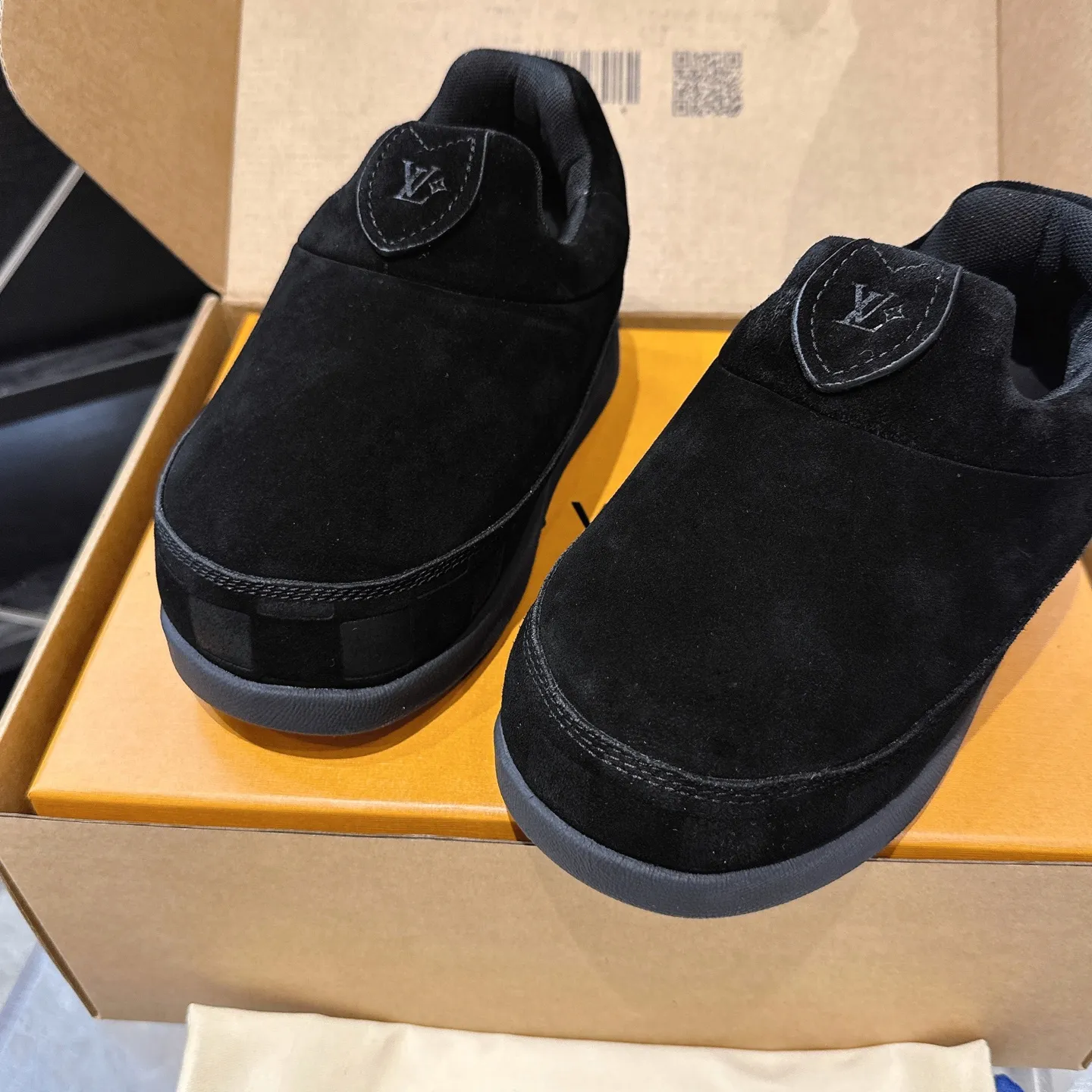 [L Family] P: 740💰 Couple model, size: women 35-41 (customized at 41 for women), 39-46 for men (customized at 45.46) The 2025 iteration of this Time Out sneaker, couple model, LV co-branded nigo, donkey brand, Louis Vuitton, ugly, cute😍Many Internet celebrities have shown off their feet, a classic and versatile item. Fabric: Imported high mercerized cow suede. Lining: high-grade elastic mesh, outsole: original molded outsole, palm print rubber outsole with hidden L letter and Monongram flower.